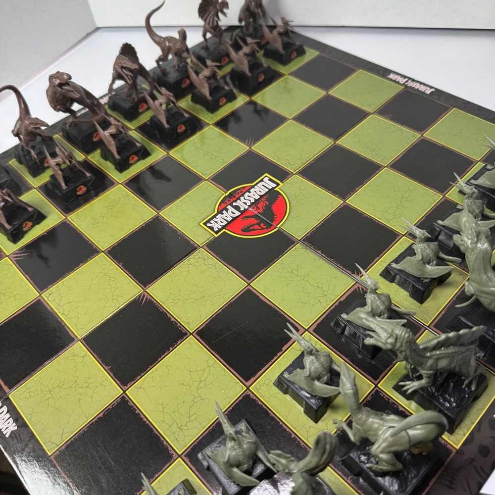 Jurassic Park Chess Set Noble Collection Dinosaur Board Game Ages 7+ COMPLETE - Picture 10 of 12